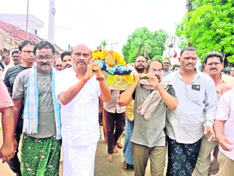 సహచరుడి పాడె మోసిన స్పీకర్‌ 