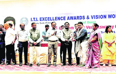 నిర్మల్‌ ఐటీఐకి ఎక్స్‌లెన్స్‌ అవార్డు
