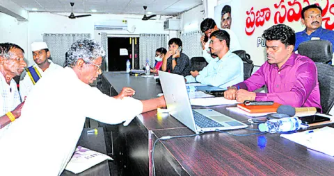అర్జీలను సత్వరం పరిష్కరించండి 