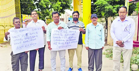 మీటర్ల ఏర్పాటుపై కూటమి నాయకులను నిలదీయండి 