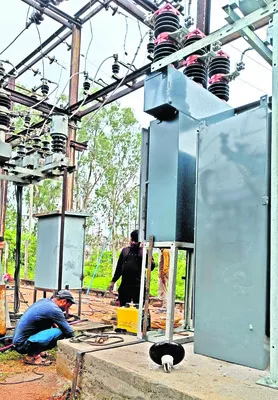 డిచ్‌పల్లి సబ్‌స్టేషన్‌లో బ్రేకర్ల బిగింపు 