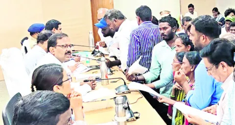 భూమి కబ్జా చేసిన వారిపై చర్యలు తీసుకోవాలి 