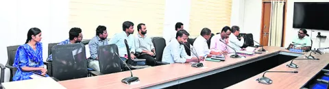 అభివృద్ధి పనుల్లో వేగం పెంచాలి