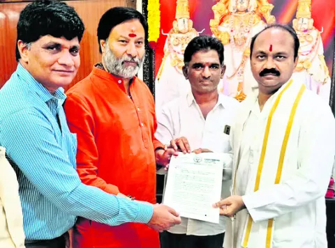 టీటీడీ ఈఓను కలిసిన అన్నమయ్య జన్మస్థలి వాసులు