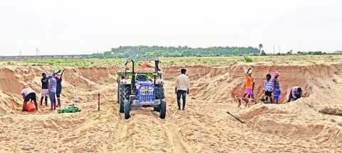 యథేచ్ఛగా ఇసుక దోపిడీ