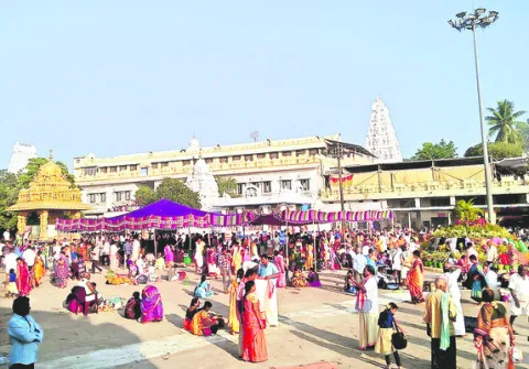 రత్నగిరిపై కొనసాగుతున్న భక్తుల అసంతృప్తి 