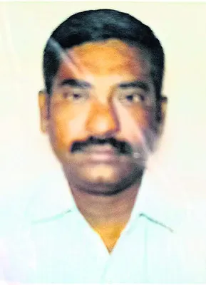 ఆగిఉన్న లారీని ఢీకొన్న కారు