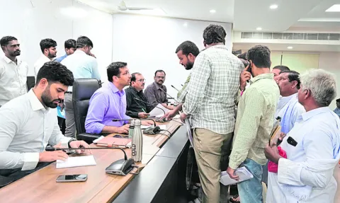 ఫిర్యాదులను పరిష్కరించాలి 