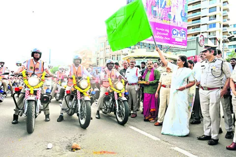 పోలీసులు సమర్థవంతంగా సేవలు అందించాలి