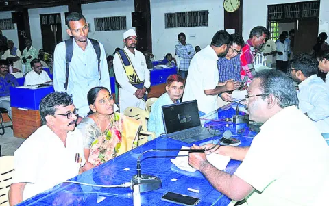 స్పందించని అధికారులకు షోకాజ్‌ నోటీసులు
