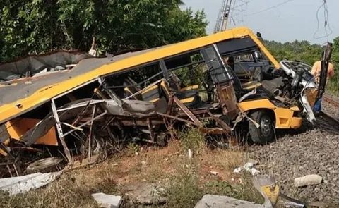 Tamil nadu Cuddalore Train Hits School Van News Details5