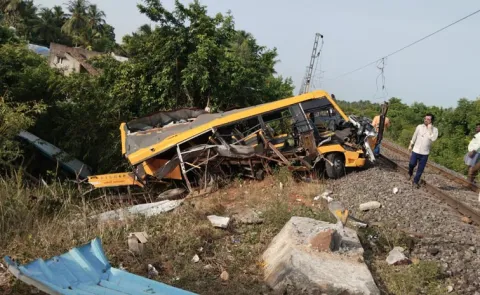 Tamil Nadu: Cuddalore Train Hits School Van News Details9