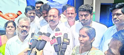 మత్స్యకారుడు ఎల్లాజీ కుటుంబాన్ని ఆదుకోవాలి 