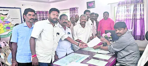 నిర్వాసితులకు న్యాయం చేయాలి 