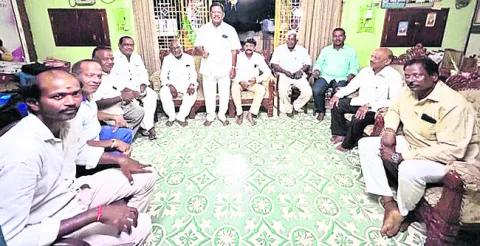 ఎన్టీఆర్‌ ఆస్పత్రి కార్మికుల తొలగింపునకు కూటమి కుట్ర 