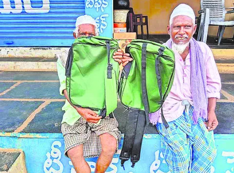 బడి బ్యాగ్‌ చిరిగిపోతుంది! 