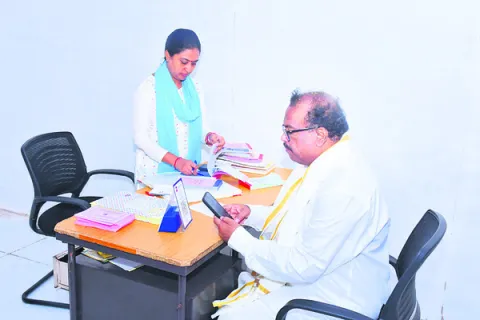 ప్రసాద వితరణకు ఈవో రూ.లక్ష విరాళం