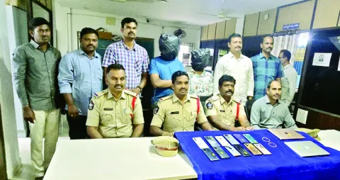 చోరీ కేసుల్లో ఇద్దరి అరెస్ట్‌ 