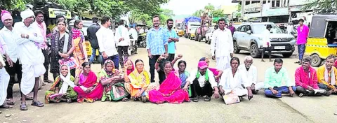 ఎరువుల కోసం రోడ్డెక్కిన రైతులు