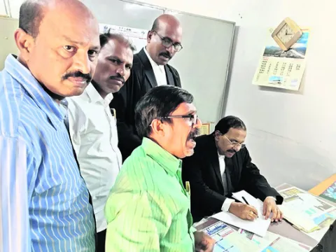 టీడీపీ ట్రోల్స్‌పై న్యాయవాదుల ఆగ్రహం