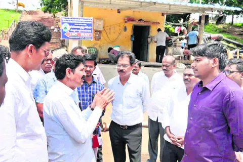 కరకట్ట నిర్మాణం పూర్తి చేయాలి