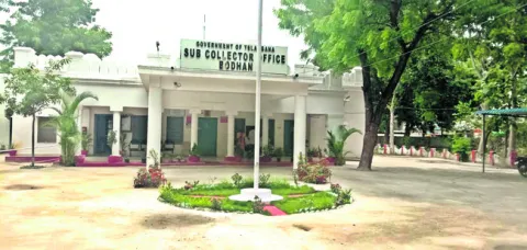 సబ్‌కలెక్టర్‌ కార్యాలయ జప్తునకు ఆదేశం