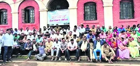 డిమాండ్లు తీర్చాలని  పాలికె ఉద్యోగుల ధర్నా