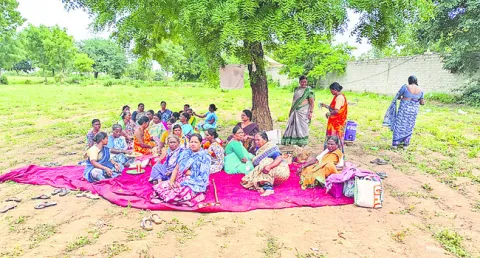 పరిహారం కోసం పట్టు 