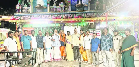 దేవాదాయ శాఖ అర్చక, ఉద్యోగుల నిరసన