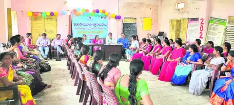మహిళలు ఆర్థికంగా ఎదగాలి