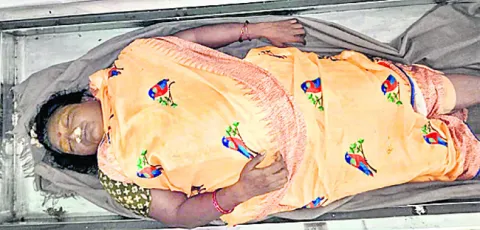 తడి బట్టలు ఆరేస్తూ  విద్యుత్‌ షాక్‌తో మృతి 
