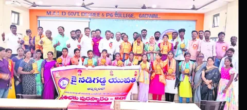 విద్యార్థులు ఉన్నత లక్ష్యాలు సాధించాలి 