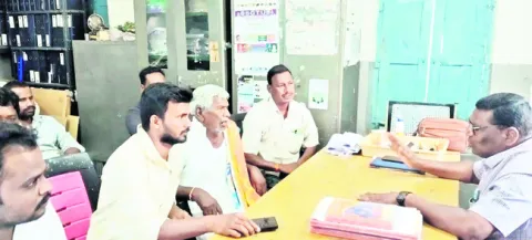 నిలిచిన మధ్యాహ్న భోజనం 