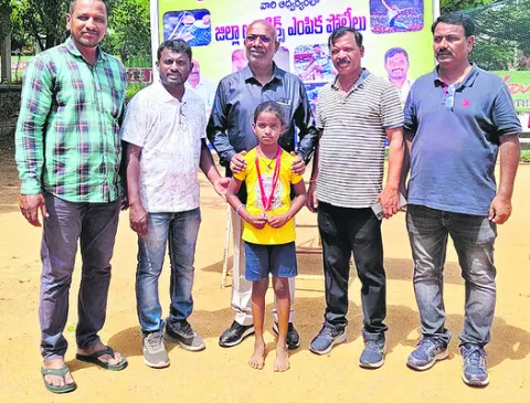 అథ్లెటిక్స్‌లో విద్యార్థినికి 6 గోల్డ్‌ మెడల్స్‌