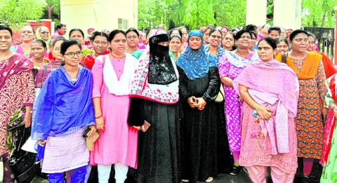 మహిళా పోలీసుల బదిలీల్లో అవస్థలు 