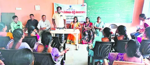 మహిళా సంఘాలకు వడ్డీలేని రుణాలు 