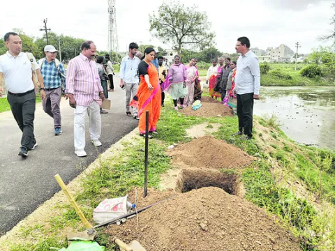 ఉపాధి హామీ పనుల పరిశీలన 