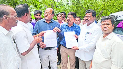 రైతులకు పట్టాలివ్వండి 