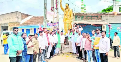 వైఎస్సార్‌కు ఘన నివాళి