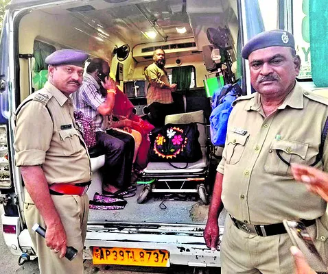 కదులుతున్న రైలు నుంచి దూకి తల్లీకూతుళ్లకు గాయాలు