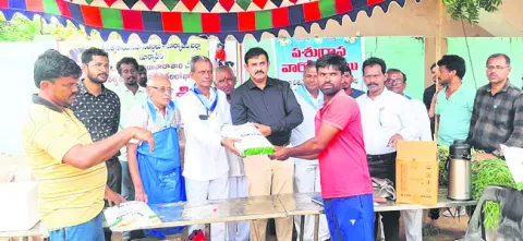 పశువుల వ్యాధులపై అప్రమత్తంగా ఉండాలి