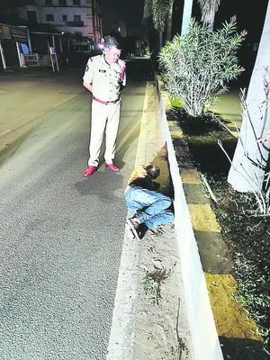 వ్యక్తి ప్రాణాలు కాపాడిన పోలీసు అధికారి 
