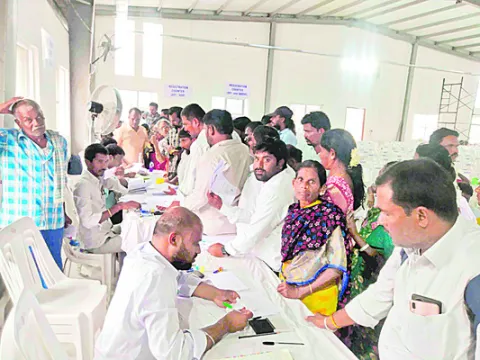 రెండోరోజు ప్లాట్ల కేటాయింపు 