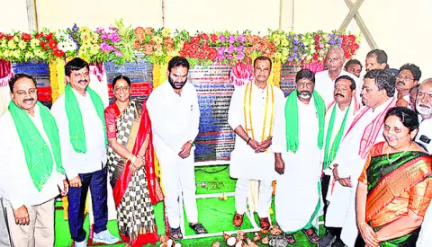 అభివృద్ధి పనులకు శంకుస్థాపన..