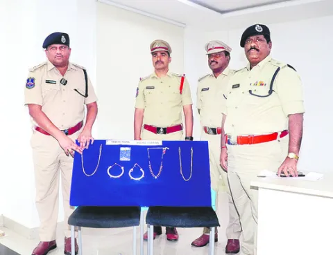 ఒంటరి మహిళలే టార్గెట్‌