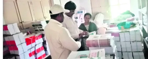 ప్రైవేట్‌ పాఠశాలలో నోట్‌పుస్తకాలు సీజ్‌
