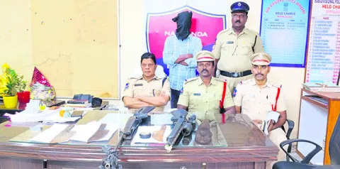 నెమలి, జింక మాంసం విక్రయిస్తున్న వ్యక్తి అరెస్ట్‌