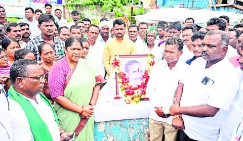 ఇందిరమ్మ ఇళ్లు త్వరగా పూర్తి చేయాలి