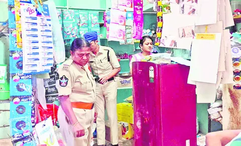 ఖైనీ, గుట్కా అమ్మకాలపై పోలీసుల దాడులు 