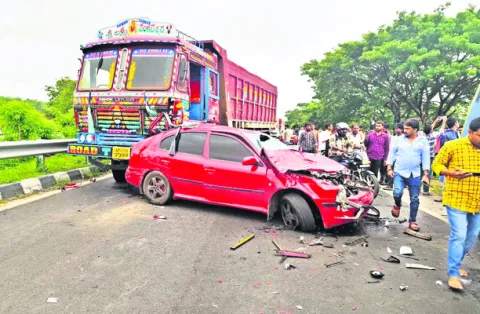 జాతీయ రహదారిపై  రోడ్డు ప్రమాదం 